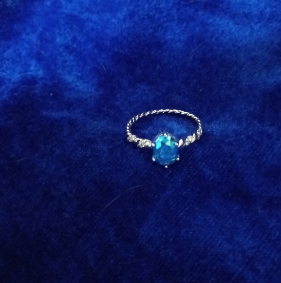 Blue/green aurora borealis oval faceted prong set size 7 ring - Picture 3 of 6